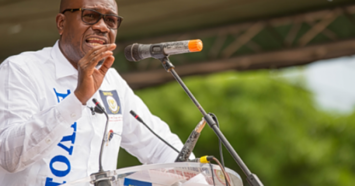 Un micro et un pupitre dans un studio à Kinshasa pour un débat politique
