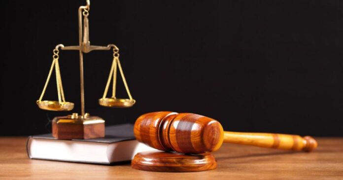 Bureau officiel de la justice avec des documents juridiques et un globe terrestre