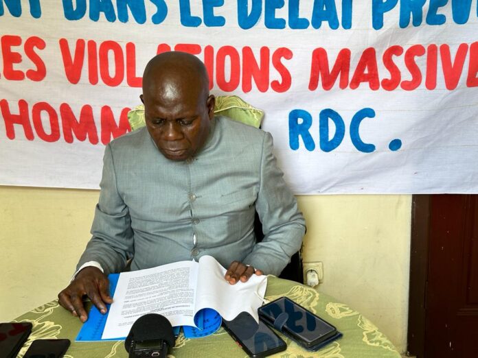 Microphone lors d'une conférence de presse sur les détentions prolongées à Kinshasa