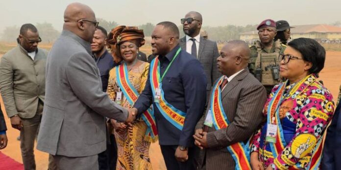 Drapeau de la RDC en arrière-plan, document officiel sur une table