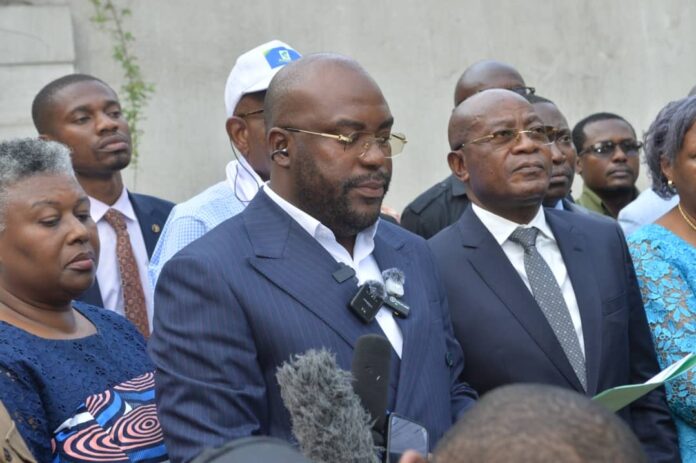 Salle de conférence à Kinshasa préparée pour l'annonce du dialogue national par les FPAU