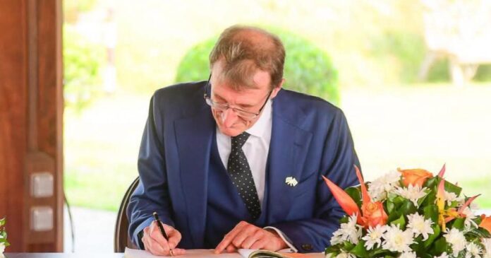 Table officielle et drapeaux lors d'une cérémonie d'accréditation diplomatique à Kinshasa
