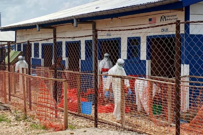 Cour d’une école primaire rurale à Lalia, près de Biakato, avec matériel de désinfection et agents de riposte sanitaire