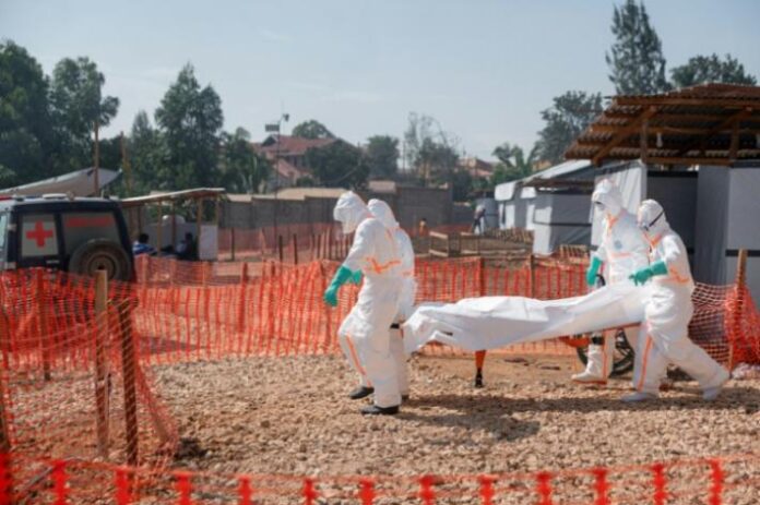 Équipes sanitaires en tenue de protection dans un centre de traitement Ebola en RDC