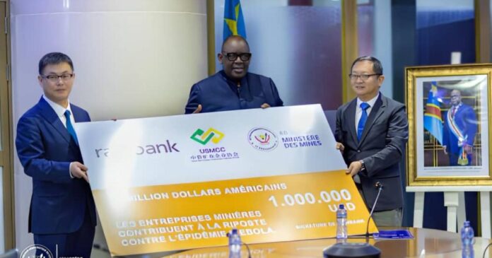 Remise d'un chèque symbolique par l'USMCC au ministre des Mines à Kinshasa