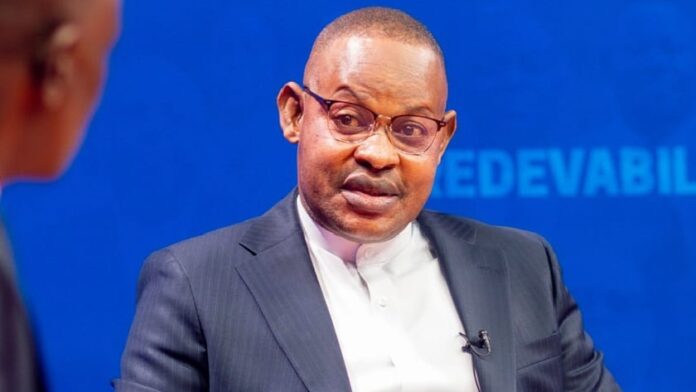 Bureau officiel avec documents et graphiques sur la création d'emplois en RDC