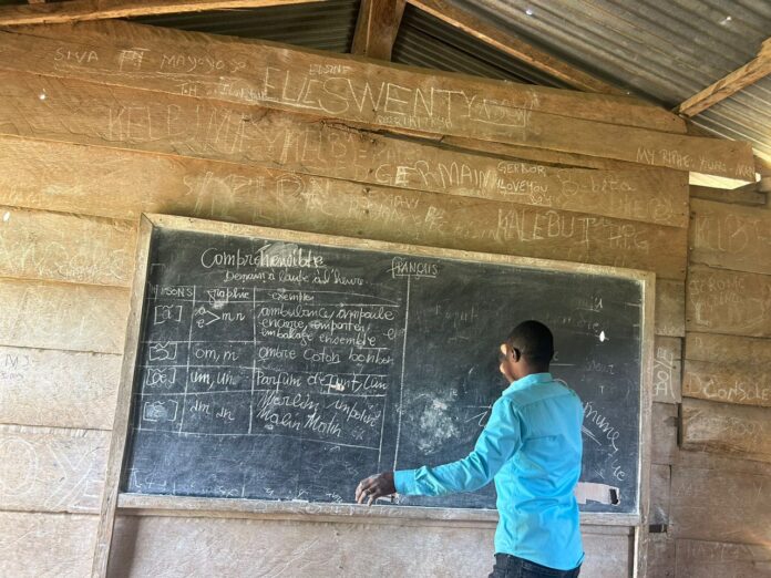 Cour d’école publique à Mbandaka avec bâtiments modestes, élèves et enseignants non identifiables au moment de la reprise des cours