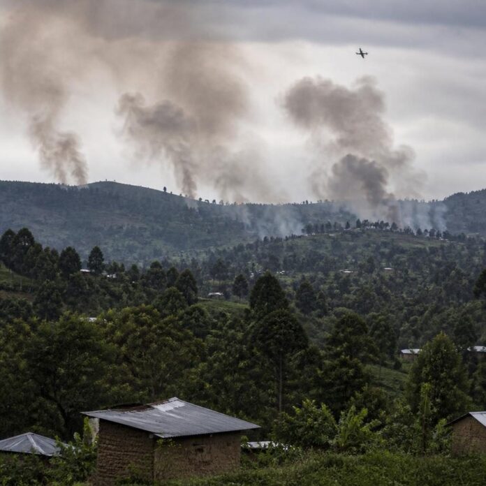 Frappes aériennes des FARDC dans une zone boisée du Nord-Kivu, avec des colonnes de fumée s'élevant au loin