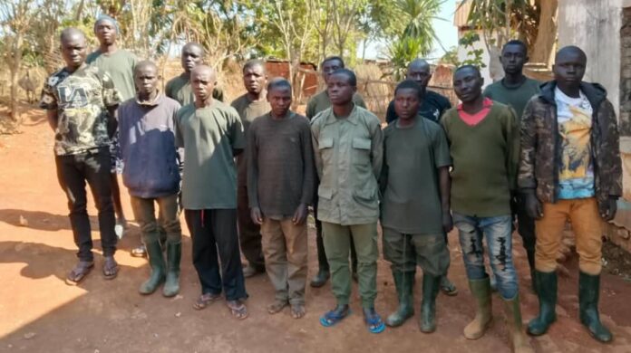 Soldats des FARDC déployés sur une piste des hauts plateaux de Fizi, au Sud-Kivu, avec du matériel militaire récupéré