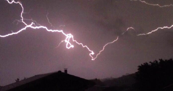 Habitation rurale frappée par la foudre sous un ciel d'orage à Kibua, dans le territoire de Walikale