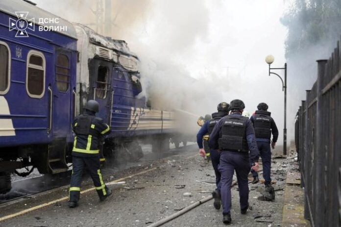 Locomotive endommagée et secours près d'une voie ferroviaire à la frontière polono-ukrainienne