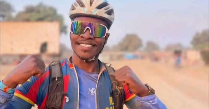Tentes de deuil devant une parcelle à Goma, proches et cyclistes rassemblés pour rendre hommage à Miguel Masaisai