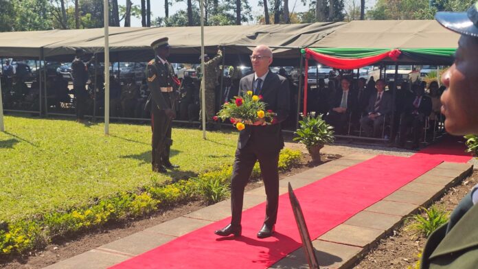 Site commémoratif de Ndola avec gerbes de fleurs et tissu bleu sans emblème