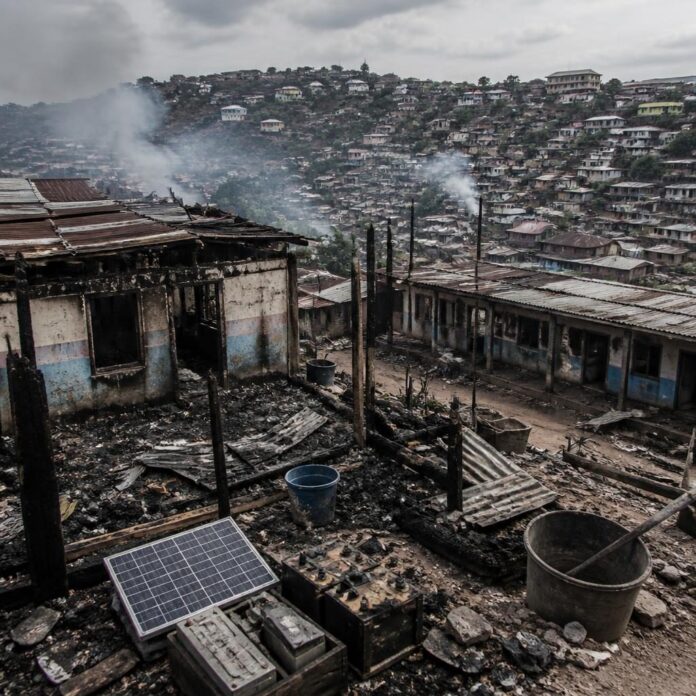 Secours et décombres dans un quartier densément peuplé de Bukavu après un incendie ayant ravagé des habitations et des écoles