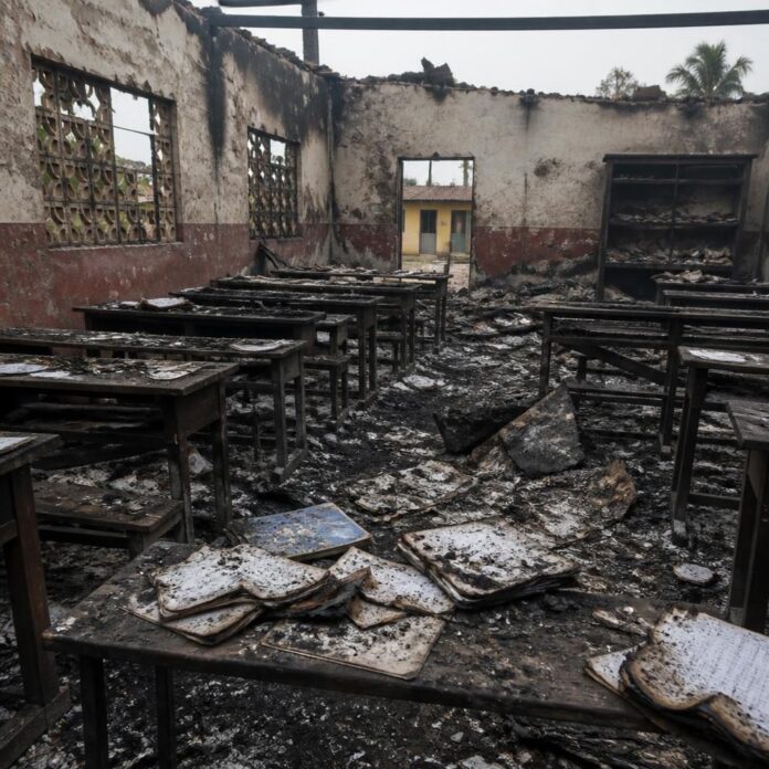 Bâtiment scolaire calciné avec des salles de classe noircies et des débris après l’incendie