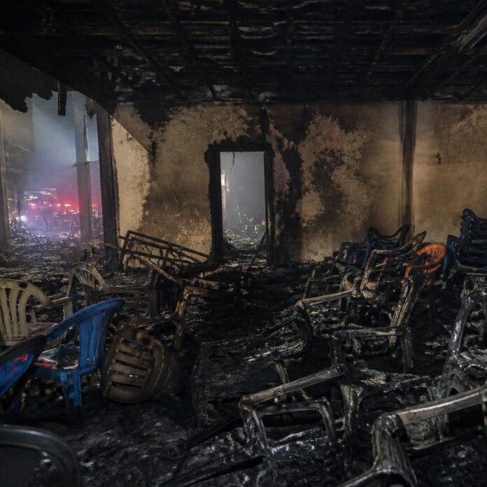 Intérieur calciné de la salle de fête Panacée après le drame de Kinshasa