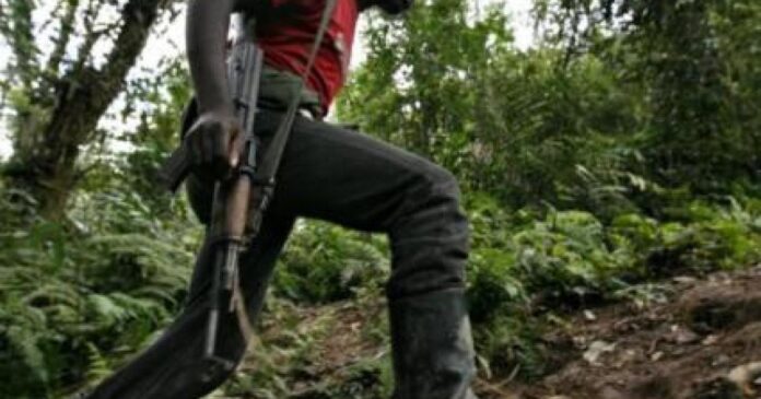 Route de terre isolée traversant une zone forestière vallonnée près de Bikyaka, dans le Sud-Kivu