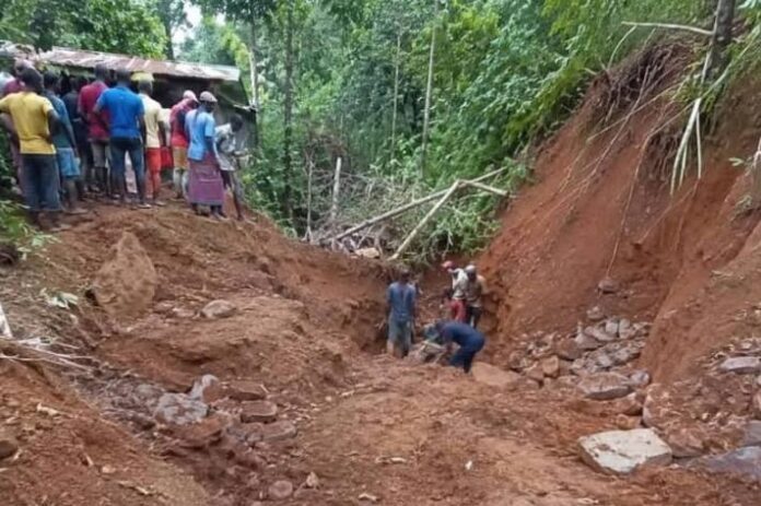 Puits d’or artisanal entouré de terre meuble et de végétation à Talulu, en Ituri