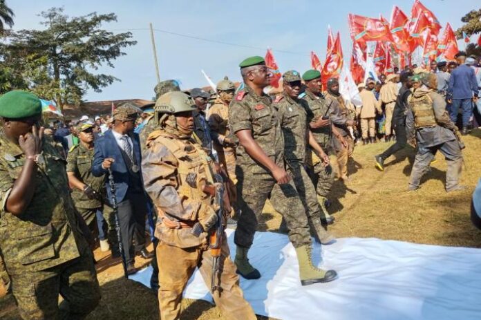 Population de Mambasa-Centre rassemblée pour écouter les consignes du gouverneur militaire sur la sécurité et Ebola