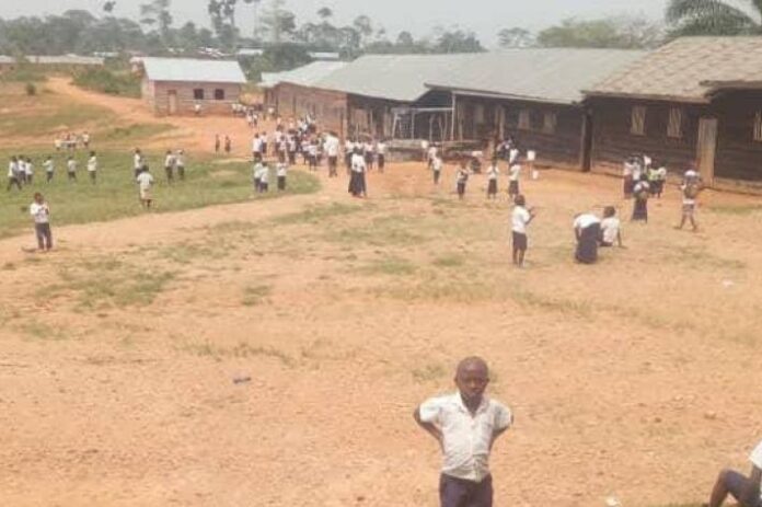 Cour d'école vide à Drodro, en Ituri, après des tirs ayant perturbé les activités scolaires