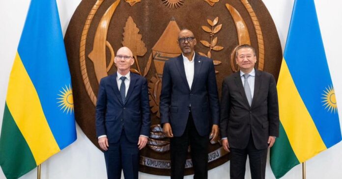 Réunion diplomatique à Kigali sur la crise sécuritaire dans l’Est de la RDC, avec une longue table de conférence et des responsables