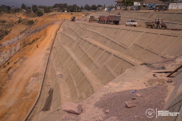 Engins de chantier et collecteurs sur le site anti-érosion de Bolikango à Kinshasa
