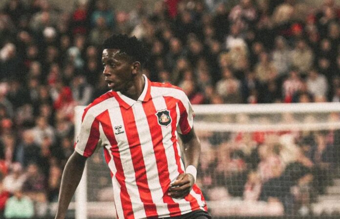 Jules Ahoka, milieu congolais, en action sous le maillot de Sunderland lors du match face à Hull City