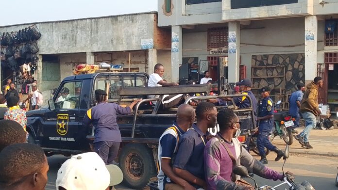 Forces de l’ordre au rond-point Notre-Dame à Kananga dispersant des militants avec des gaz lacrymogènes