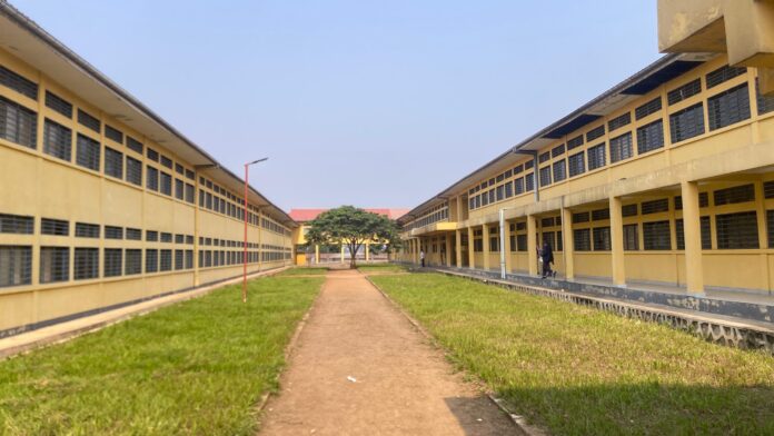Bâtiments scolaires réhabilités du complexe La Renaissance à Kananga, avec des salles de classe équipées