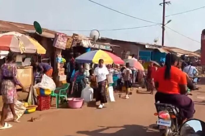 Des agents de sécurité devant un poste de contrôle rural dans le Kasaï, avec des marchandises et une corde au sol