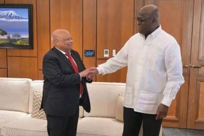 Un dossier de rapport posé sur un bureau, avec une carte du Katanga et un drapeau de la RDC