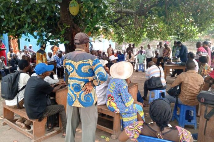 Salle de classe de l'école primaire Ngangu à Kikwit avec bancs vides, cahiers et craies, après la suspension de la grève des enseignants