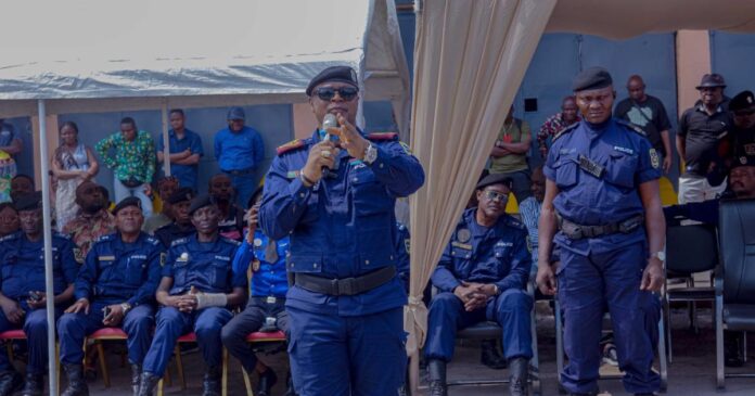 Commissaire provincial de la PNC s'adressant à la presse lors de la présentation des suspects à Kinshasa