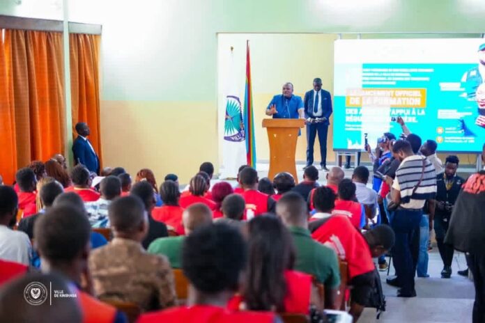 Des agents d'appui à la circulation assistant à une séance de formation dans une salle à Kinshasa
