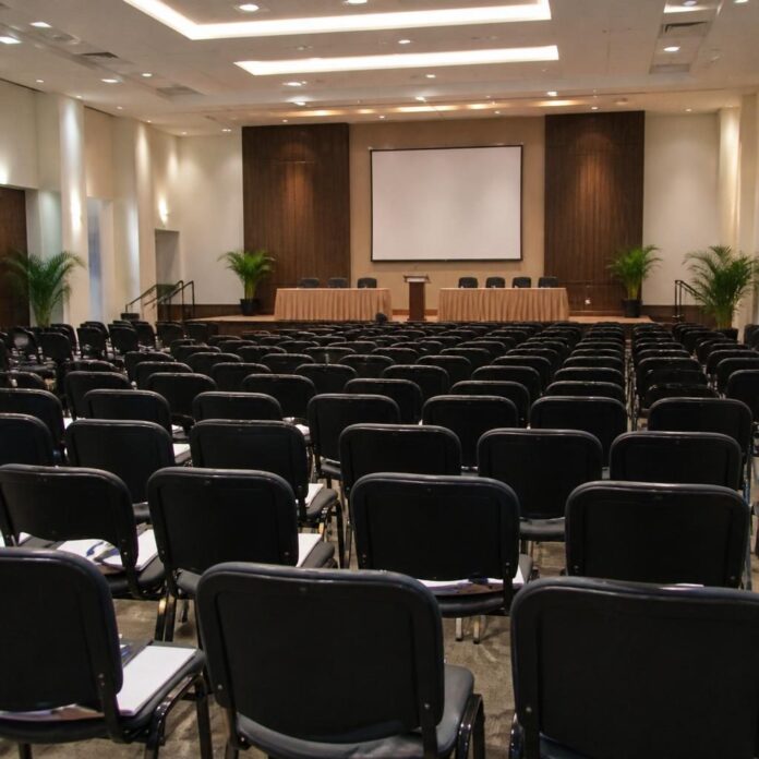 Jeunes participants assis dans un auditorium de Kinshasa pendant le forum sur l'emploi et l'entrepreneuriat