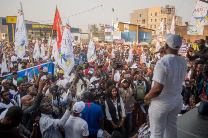 Foule nombreuse rassemblée au marché Bayaka lors du meeting politique d’Amisi Makutano à Kinshasa