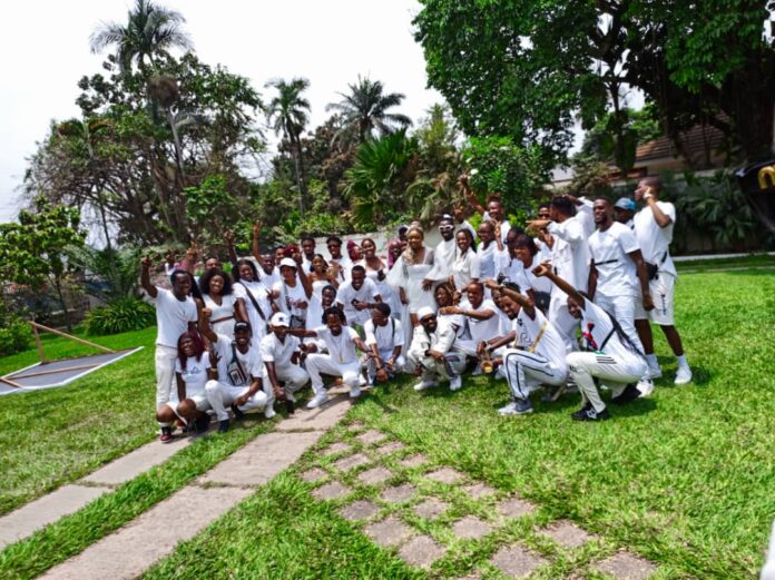 Danseurs en tenue traditionnelle sur une scène en plein air à Kinshasa pendant le festival Bosangani