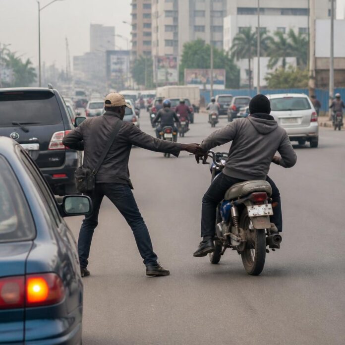 Un homme en tenue civile interpelle un motocycliste sur une avenue de Kinshasa, créant un danger pour la circulation