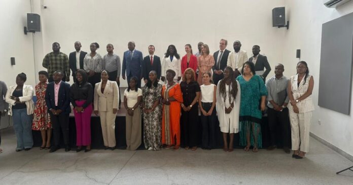 Des femmes entrepreneures en atelier de formation à Kinshasa, autour d'ordinateurs et de documents