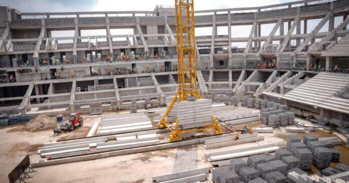 Grue et chantier de construction des bâtiments modernes de l'Arena et du Centre financier à Kinshasa