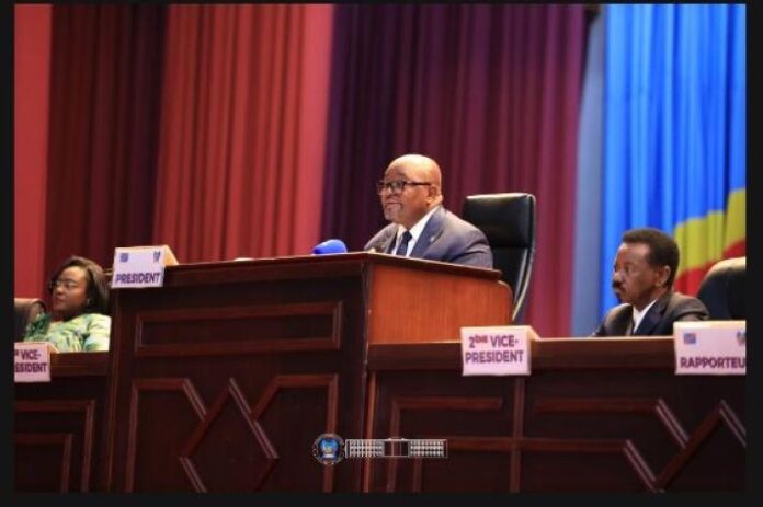 Hémicycle de l’Assemblée nationale à Kinshasa avec sièges, pupitre et ambiance de débat parlementaire