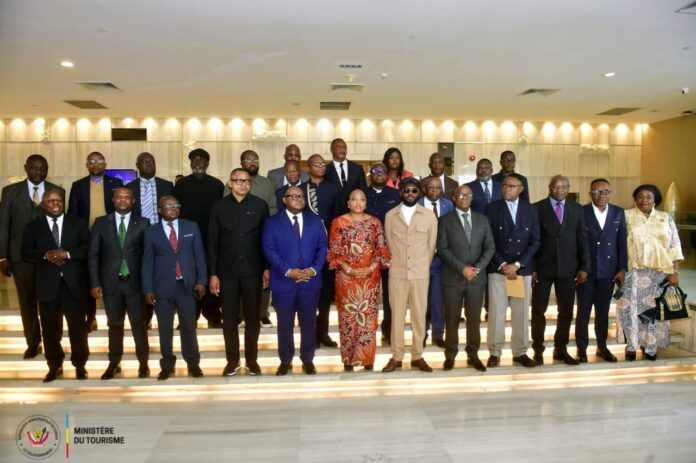 Salle de conférence avec scène et drapeaux pour le lancement du festival à Kinshasa