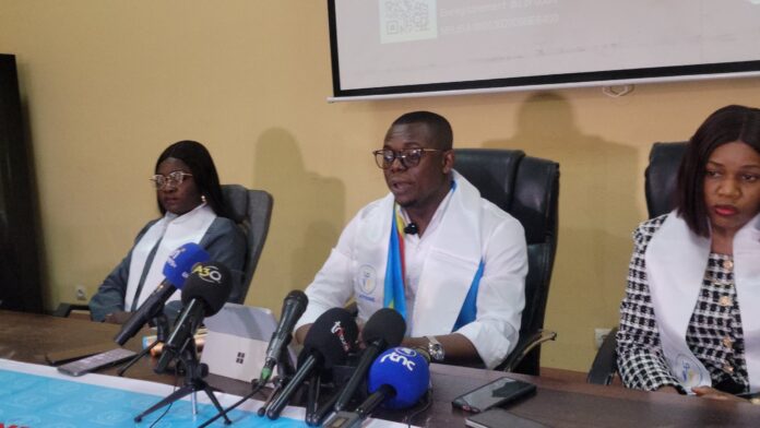 Salle de conférence du Centre culturel du Collège Boboto à Kinshasa avec des jeunes participants assis face à une estrade lors du lancement