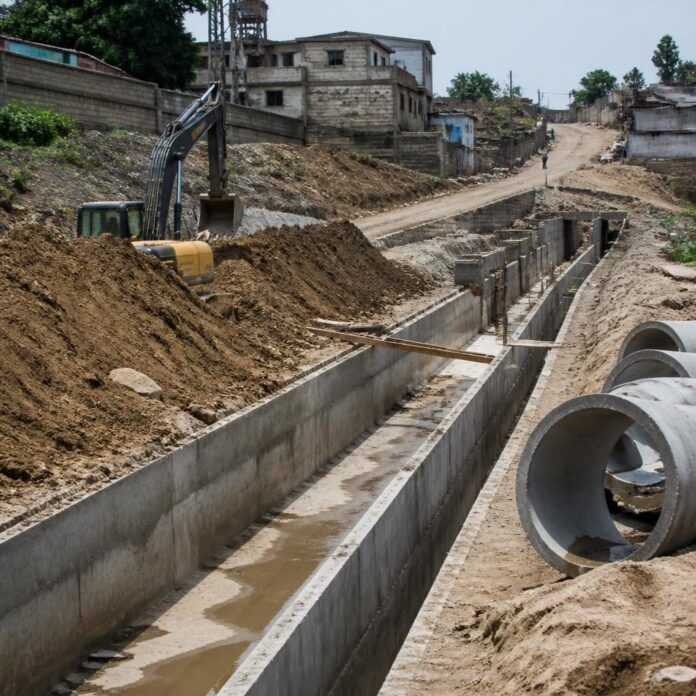 Construction d'un collecteur d'eau en béton pour lutter contre l'érosion au Camp Munganga à Kinshasa
