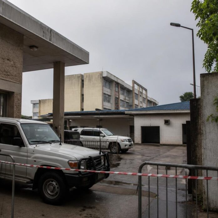 Entrée du Centre Hospitalier Universitaire du Cinquantenaire à Kinshasa sous surveillance policière, alors que la dépouille de Manassé