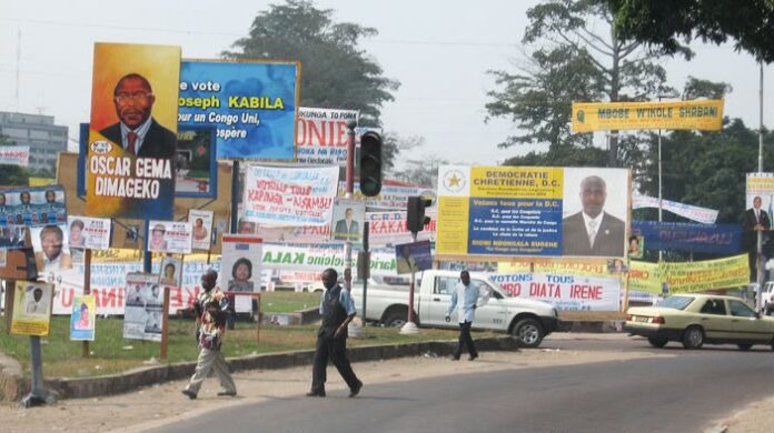 Panneaux publicitaires et écrans LED sur une avenue de Kinshasa pendant la réforme