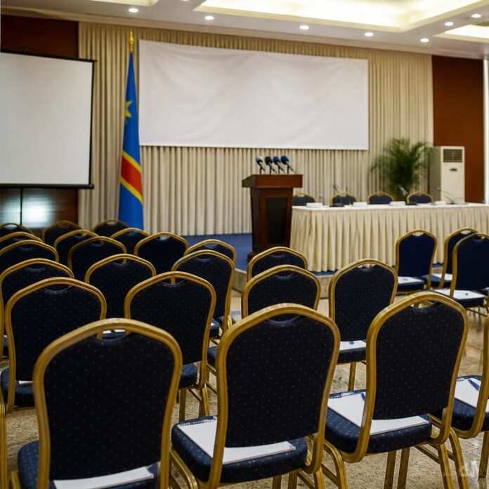 Des jeunes militants de l'UDPS réunis dans une salle à Kinshasa pour une conférence-débat sur la réforme constitutionnelle et le dialogue