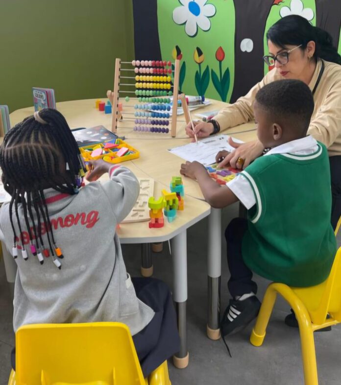 École privée Regard d'Afrique Academy à Kinshasa, vue sur le bâtiment et la cour