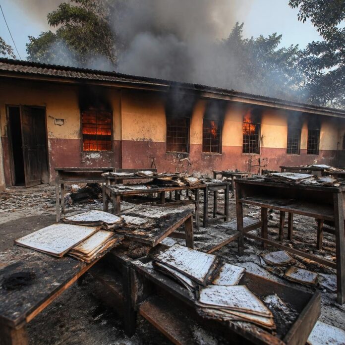 École du Petit collège Saint Pierre en proie aux flammes à Kinshasa, une épaisse fumée noire s'élevant au-dessus des bâtiments
