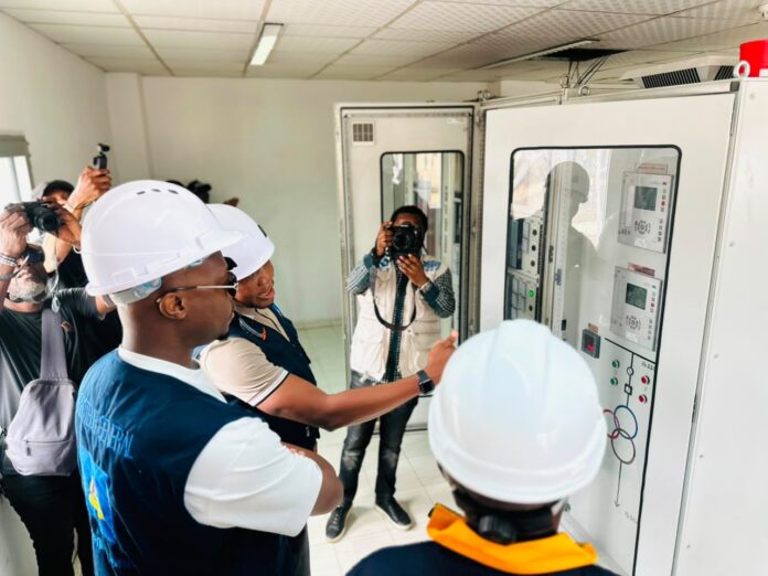 Poste haute tension de Makala à Kinshasa avec un grand transformateur électrique et des équipements électriques aux alentours